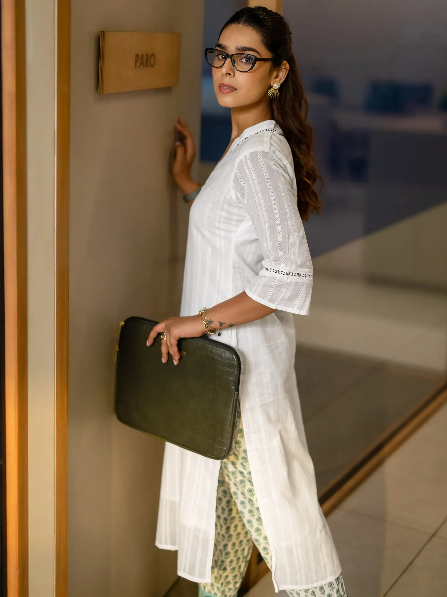 29342O_4_main_ab539ee0-9482-45c6-b133-ee66073d32b2.webp White Printed Cotton Straight Kurta - Image 1